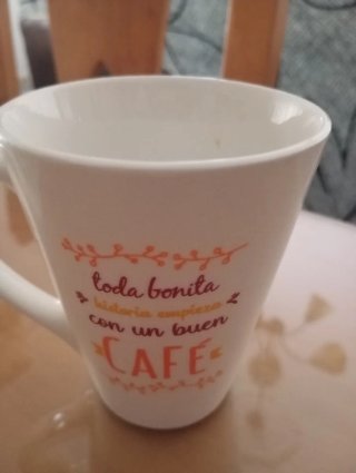 Taza de porcelana blanca con frase