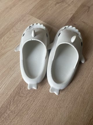 Chanclas blancas tiburón