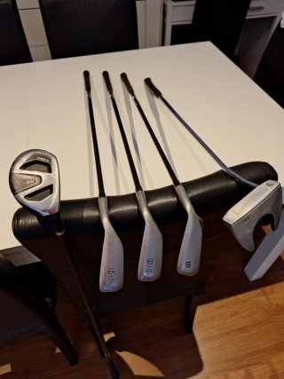 Palos de golf: 1 hibrido, 4 hierros, putter y bols