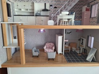 Casa de muñecas de madera con accesorios