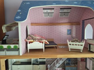Casa de muñecas de madera con accesorios