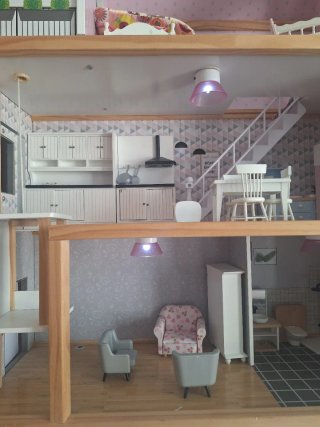 Casa de muñecas de madera con accesorios