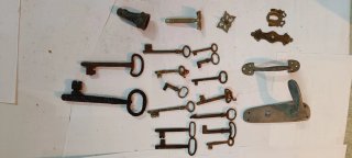 Conjunto de objetos antiguos de hierro