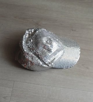 Gorra de lentejuelas plateadas