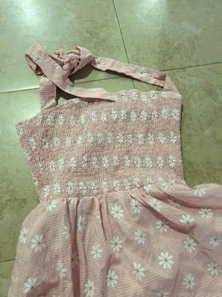 Vestido rosa con tirantes y estampado floral