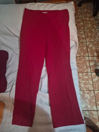 Pantalón de vestir rojo con pinzas
