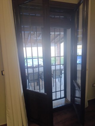 Puerta doble madera con rejas