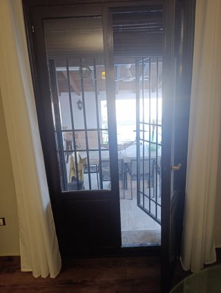 Puerta doble madera con rejas
