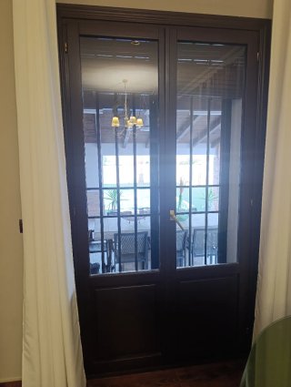 Puerta doble madera con rejas