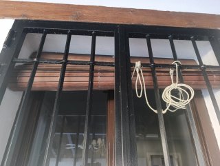 Puerta doble madera con rejas