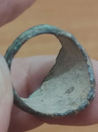 Anillo antiguo con sello ovalado, bronce.