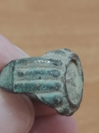 Anillo antiguo con sello ovalado, bronce.