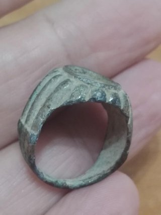 Anillo antiguo con sello ovalado, bronce.