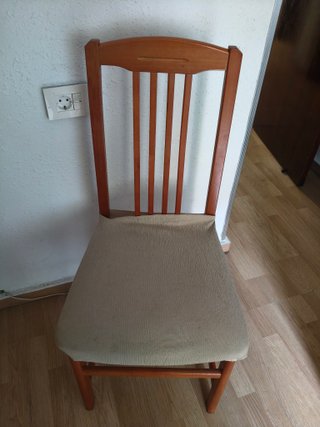 Juego de 5 sillas de madera y tela