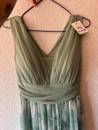 Vestido largo verde pastel con estampado floral