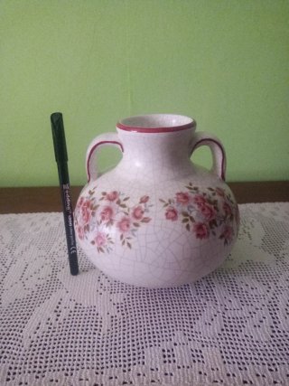 Jarrón de cerámica craquelado con rosas
