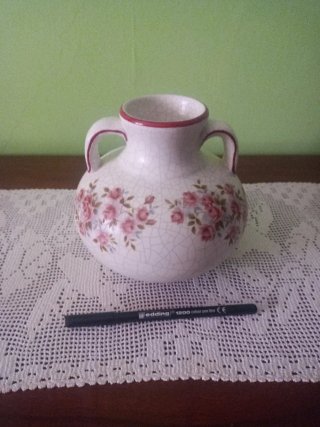 Jarrón de cerámica craquelado con rosas