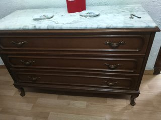 Cómoda de madera antigua con tapa de mármol