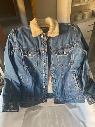 Cazadora vaquera Zara forrada de borrego