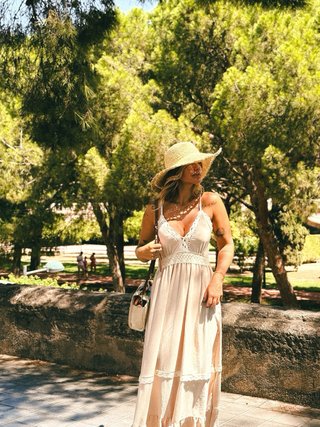 Vestido largo beige con encaje