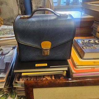 Valigetta blu con chiusura dorata