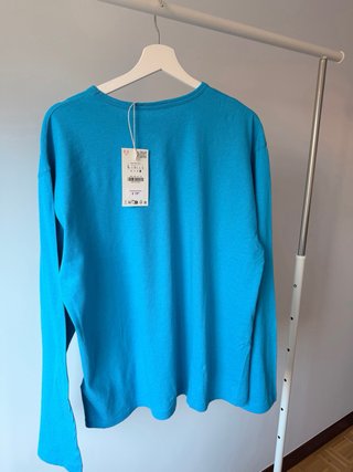 Camiseta viral Zara manga larga azul eléctrico