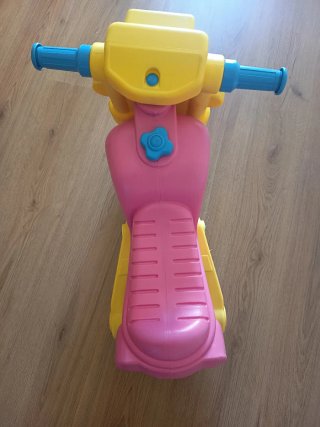 Moto de juguete rosa y amarilla, marca molto