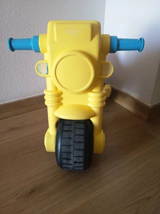 Moto de juguete rosa y amarilla, marca molto