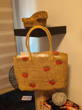 Shopper bordado de Zara.