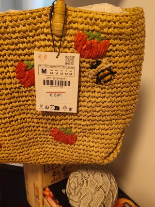 Shopper bordado de Zara.
