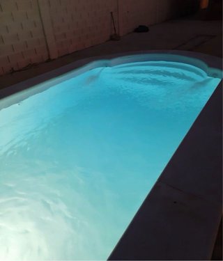 Piscina de poliéster azul y turquesa