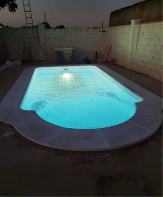 Piscina de poliéster azul y turquesa