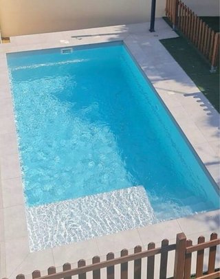Piscina de poliéster azul y turquesa