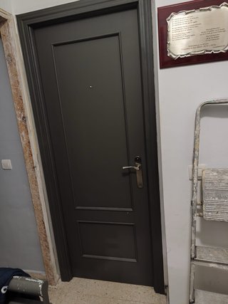 Puerta interior gris con marcos.