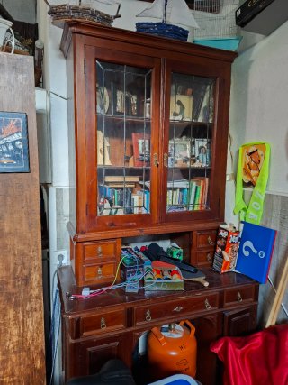 Escritorio antiguo de madera y cristal