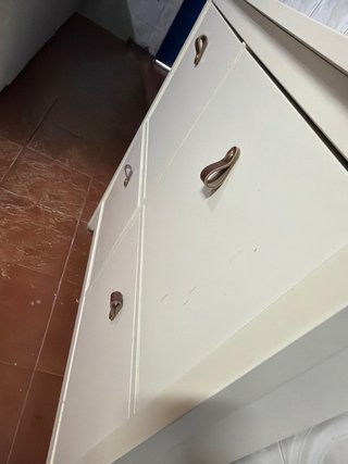 Mueble zapatero blanco con tiradores de cuero