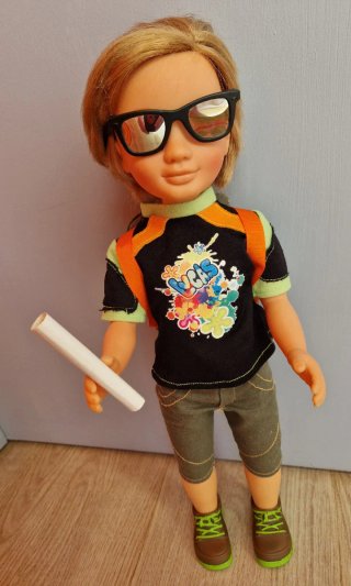 Muñeco Lucas Famosa con mochila y gafas