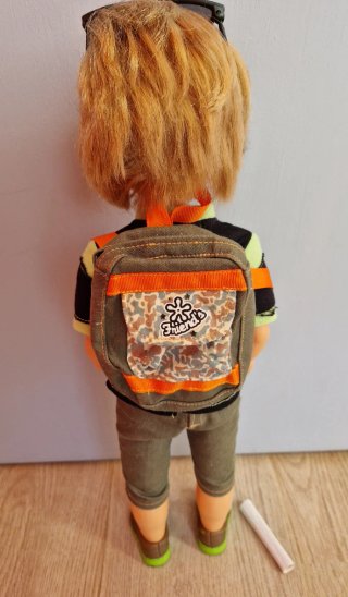 Muñeco Lucas Famosa con mochila y gafas