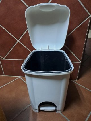 Papelera con pedal blanca y negra