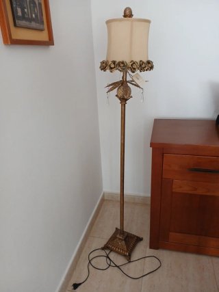 Lámpara de pie artesanal en bronce