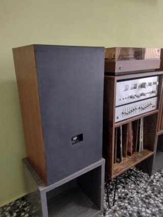 Altavoces Vintage Marrones y Negros
