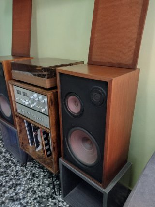 Altavoces Vintage Marrones y Negros