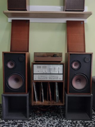 Altavoces Vintage Marrones y Negros
