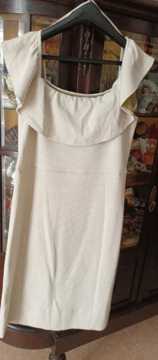 Vestido beige escote cuadrado sin mangas