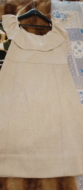Vestido beige escote cuadrado sin mangas