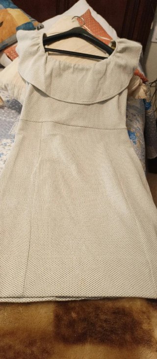 Vestido beige escote cuadrado sin mangas
