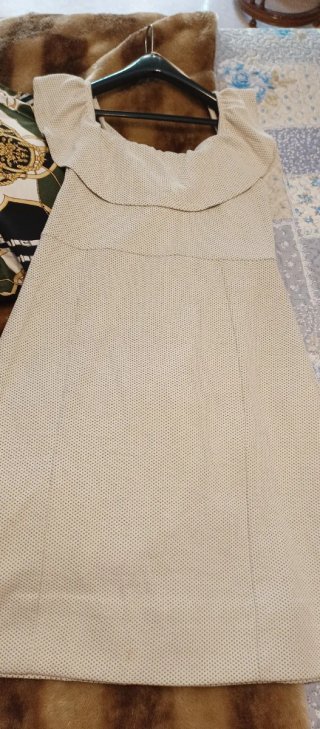 Vestido beige escote cuadrado sin mangas