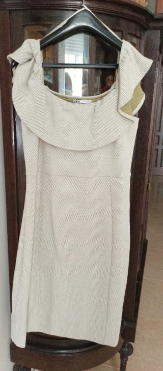 Vestido beige escote cuadrado sin mangas