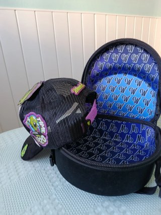 Gorra Wmerch 4:20 Negra y Morada y maleta