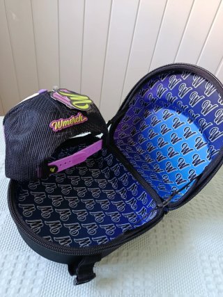 Gorra Wmerch 4:20 Negra y Morada y maleta
